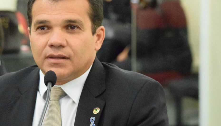 Deputado Ricardo Nezinho compara realidade da Educação em Alagoas