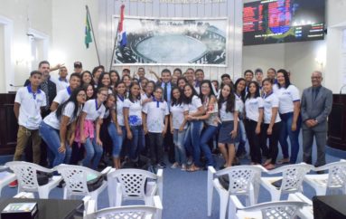 Deputado Ricardo Nezinho destaca valor da cidadania em encontro com estudantes