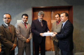 Deputados da CPI da TIM entregam relatório ao MP (16-12-2011)