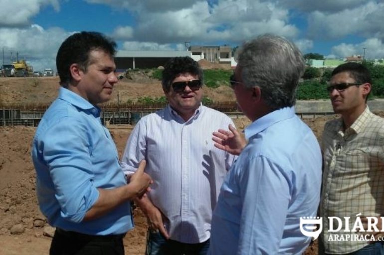 Deputado Ricardo Nezinho e vice- prefeito visitam obras da AL-110 em Arapiraca