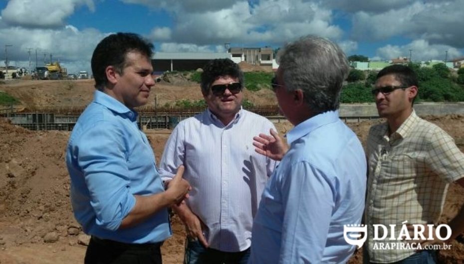 Deputado Ricardo Nezinho e vice- prefeito visitam obras da AL-110 em Arapiraca