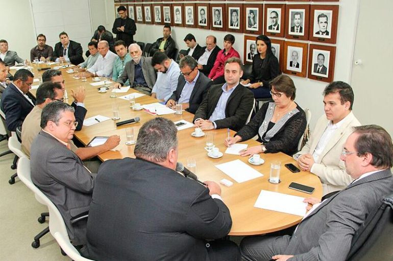 Reunião com o governador em exercício Luciano Barbosa