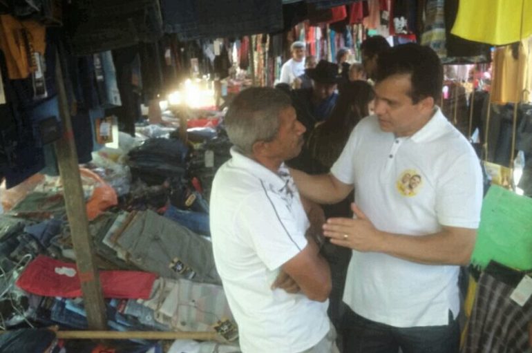 Ricardo Nezinho visita feira livre e conversa com populares