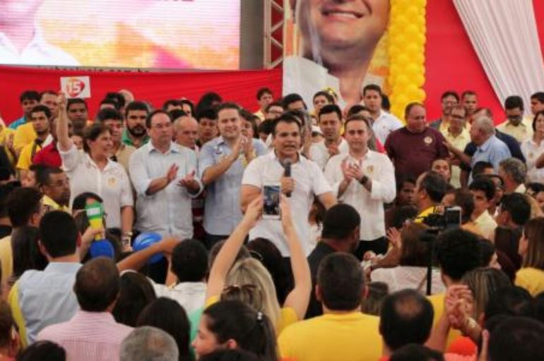 Multidão abraça candidatura de Ricardo Nezinho