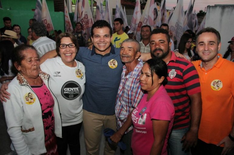 Ricardo Nezinho é recebido com festa pelos moradores de Riacho Seco