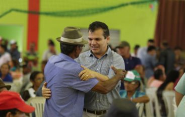 Com ginásio lotado, Ricardo Nezinho parabeniza agricultores de Alagoas