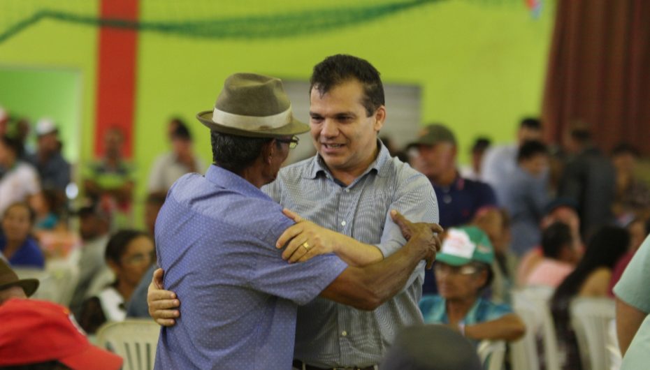 Com ginásio lotado, Ricardo Nezinho parabeniza agricultores de Alagoas