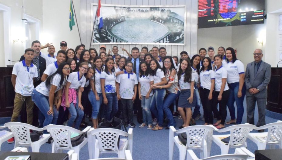 Deputado Ricardo Nezinho destaca valor da cidadania em encontro com estudantes