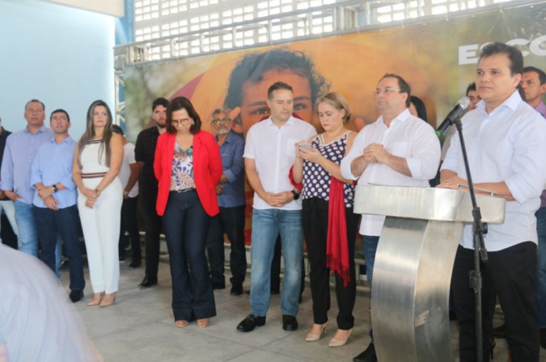 Governador entrega escola e anuncia mais investimentos para Arapiraca