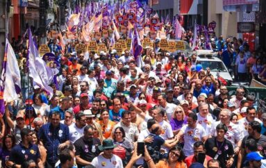 Multidão toma conta das ruas de Arapiraca na caminhada de Paulo Dantas e Renan Filho