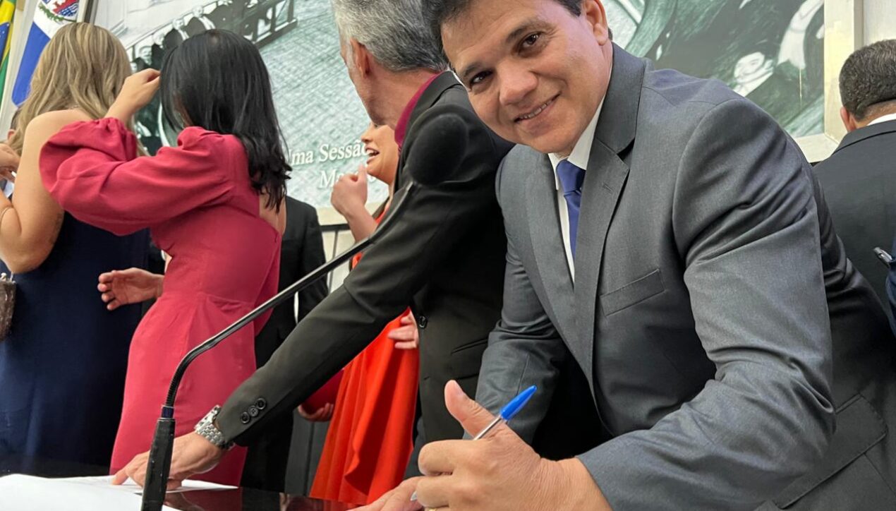 Ricardo Nezinho toma posse como deputado estadual e assume 2ª secretaria da ALE