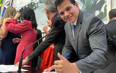 Ricardo Nezinho toma posse como deputado estadual e assume 2ª secretaria da ALE