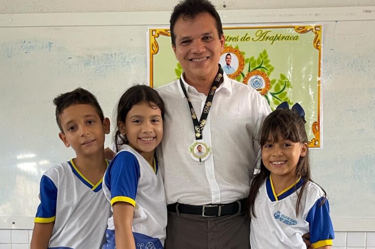 Ricardo Nezinho é homenageado por alunos que produziram livro sobre Arapiraca