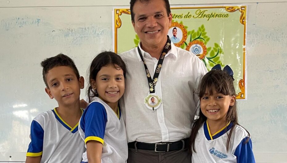 Ricardo Nezinho é homenageado por alunos que produziram livro sobre Arapiraca