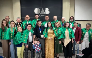 Em noite festiva, Ricardo Nezinho recebe comenda da Academia Arapiraquense de Letras e Artes