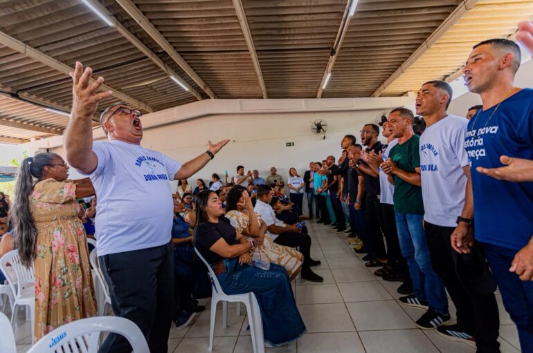 Coral de 60 vozes emociona público na celebração dos 16 anos da Comunidade Dona Paula