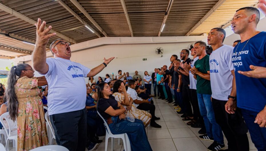 Coral de 60 vozes emociona público na celebração dos 16 anos da Comunidade Dona Paula